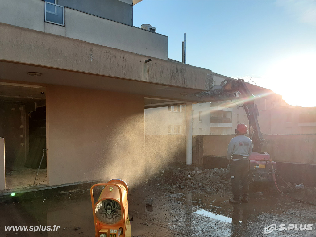 Brumisateur sur un chantier de demolition